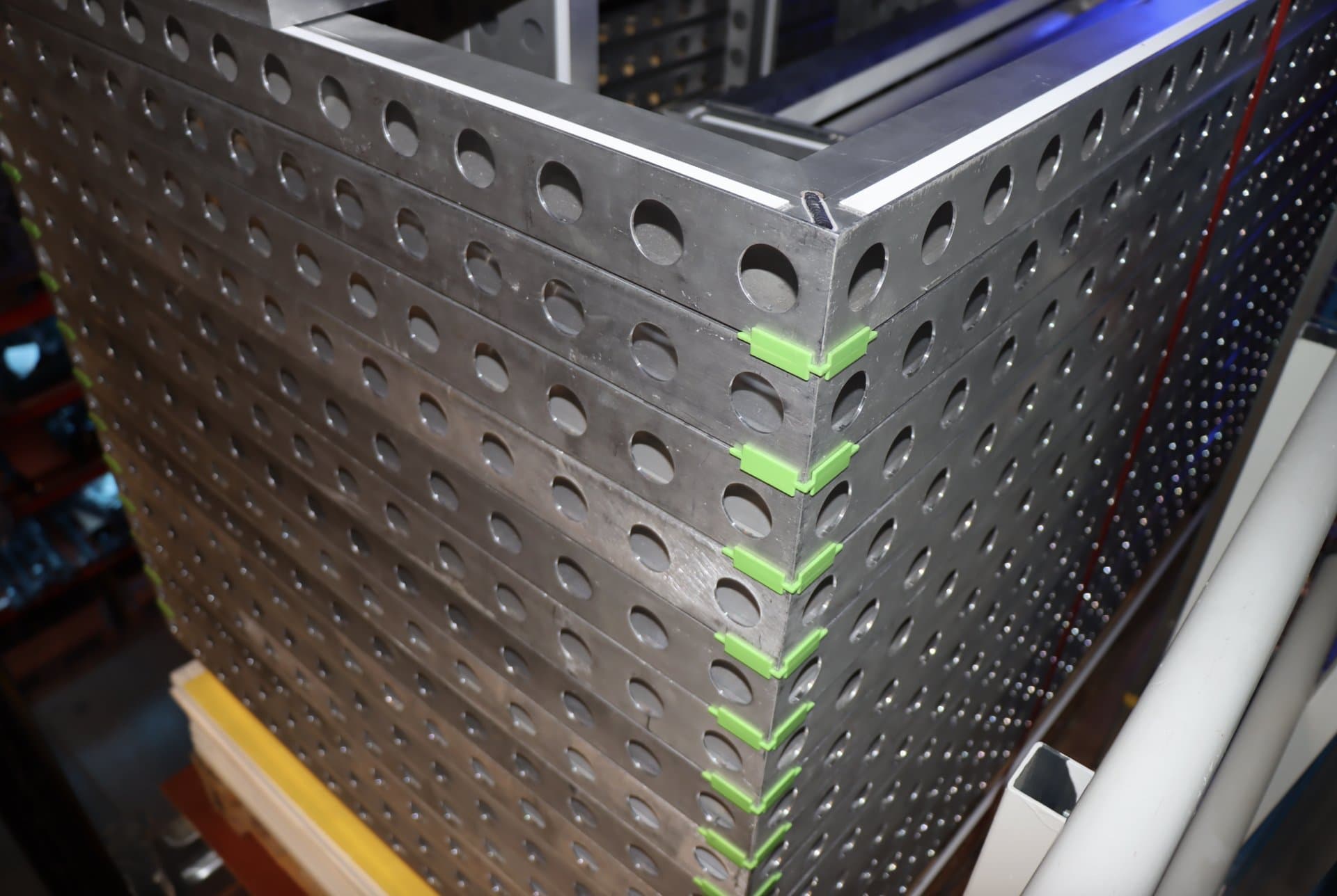 Echte foto van het Matrix System, modulaire aluminium profielen met geperforeerde structuur en groene clip-connectors