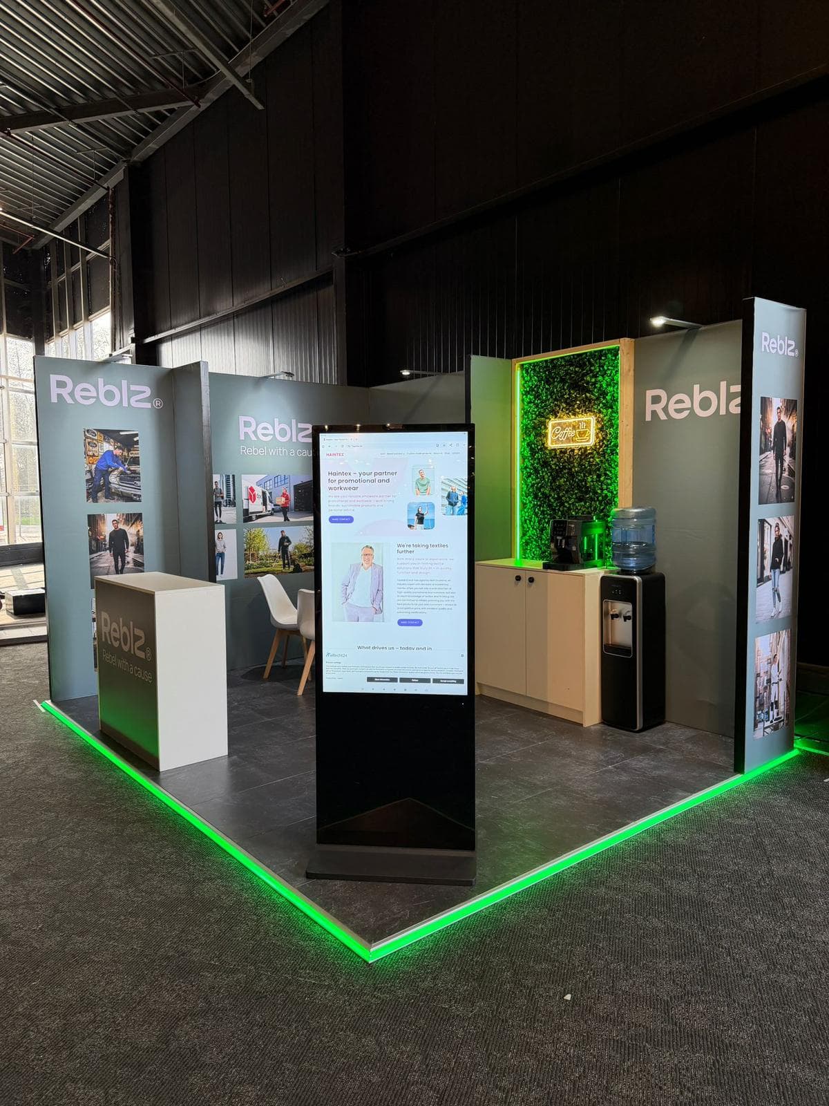Reblz - rebel with a cause, Reblz, ca. 5 × 5 m modulaire beursstand door Niks te Gek